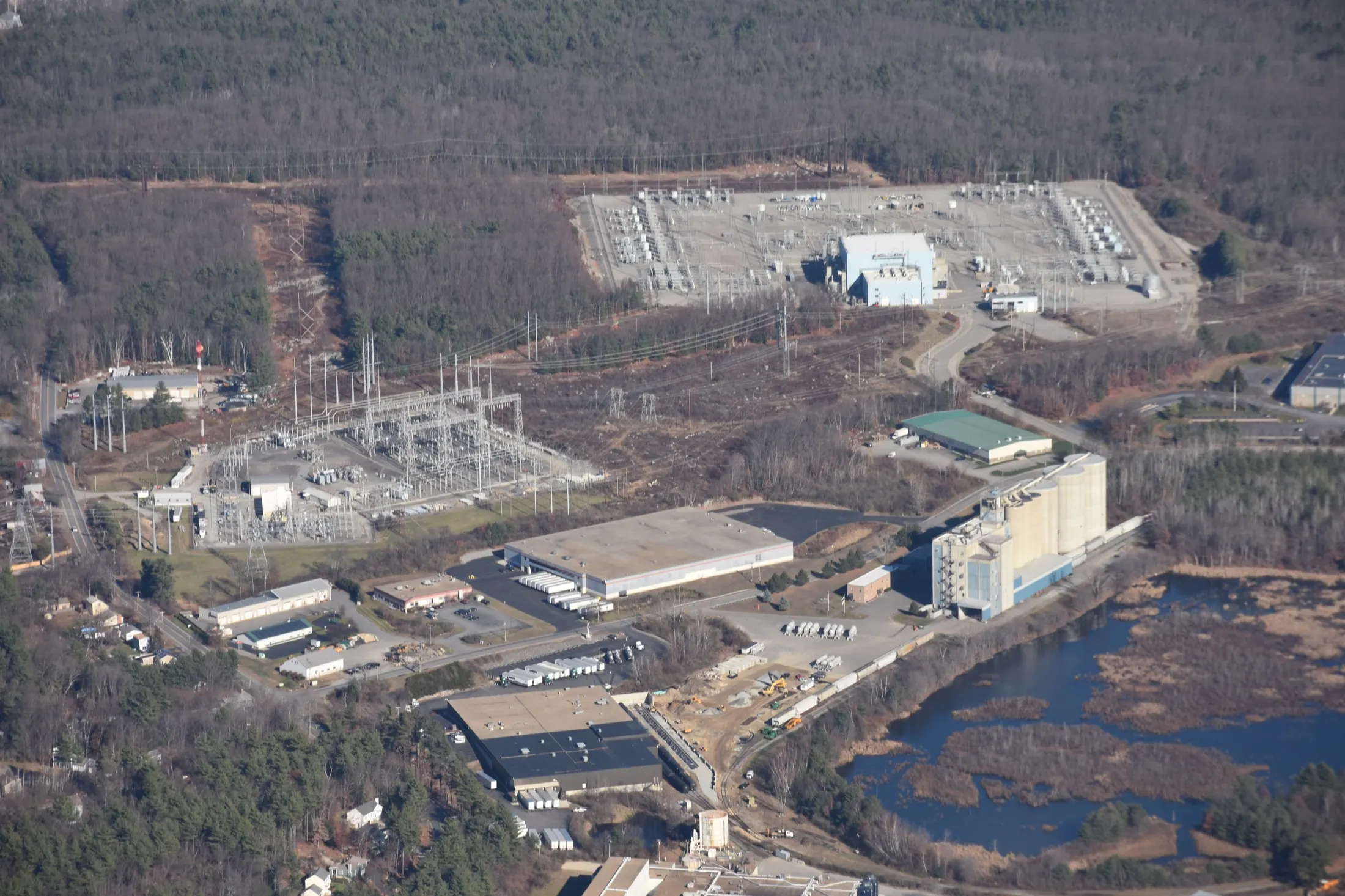Vue aérienne d’un site industriel électrique automatisé